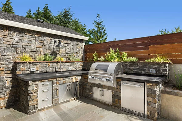 Outdoor Kitchens & Grills